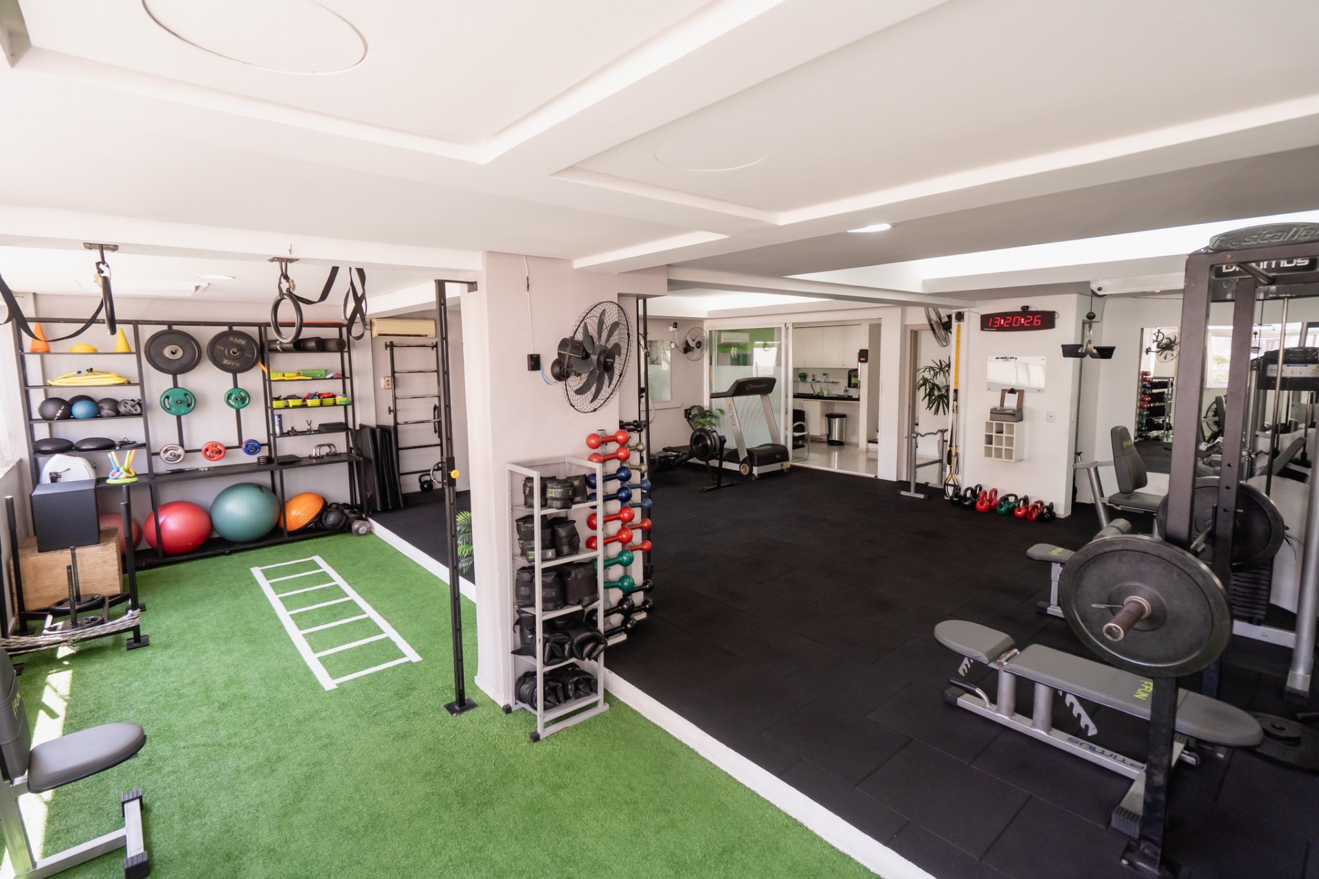 Espaço real da Fun, com equipamentos e área de treinamento