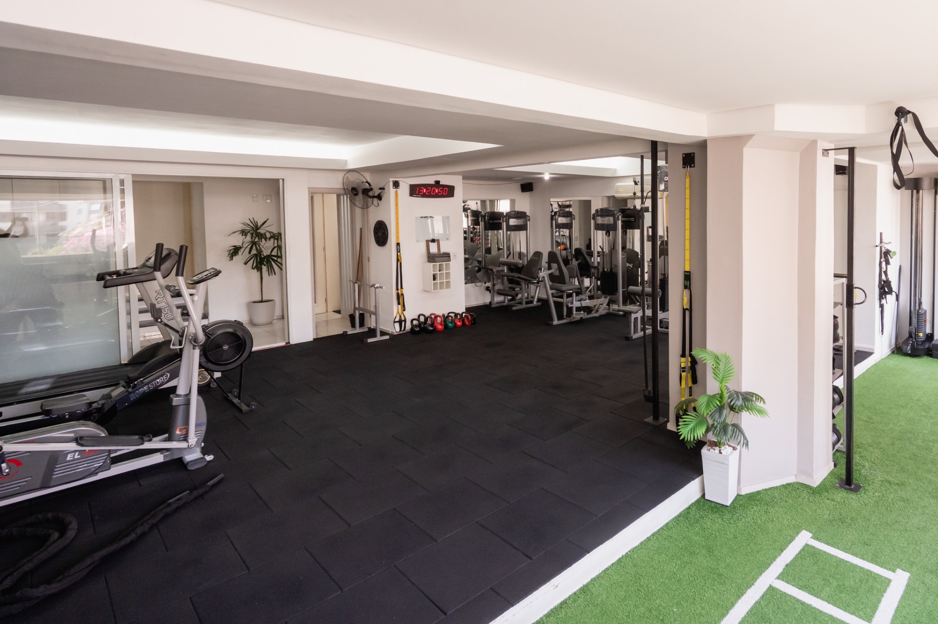 Área de treino com bicicletas e equipamentos